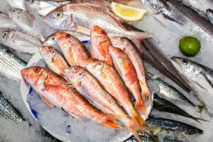 Fritto misto di pescado de Mediterană cu mujdei și cartofi prăjiți